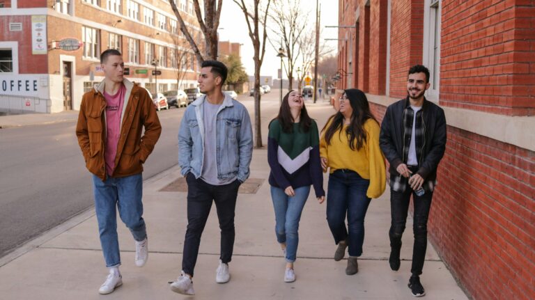 Grupo de amigos compartiendo un momento juntos al aire libre en Canadá, representando la vida social en el país.