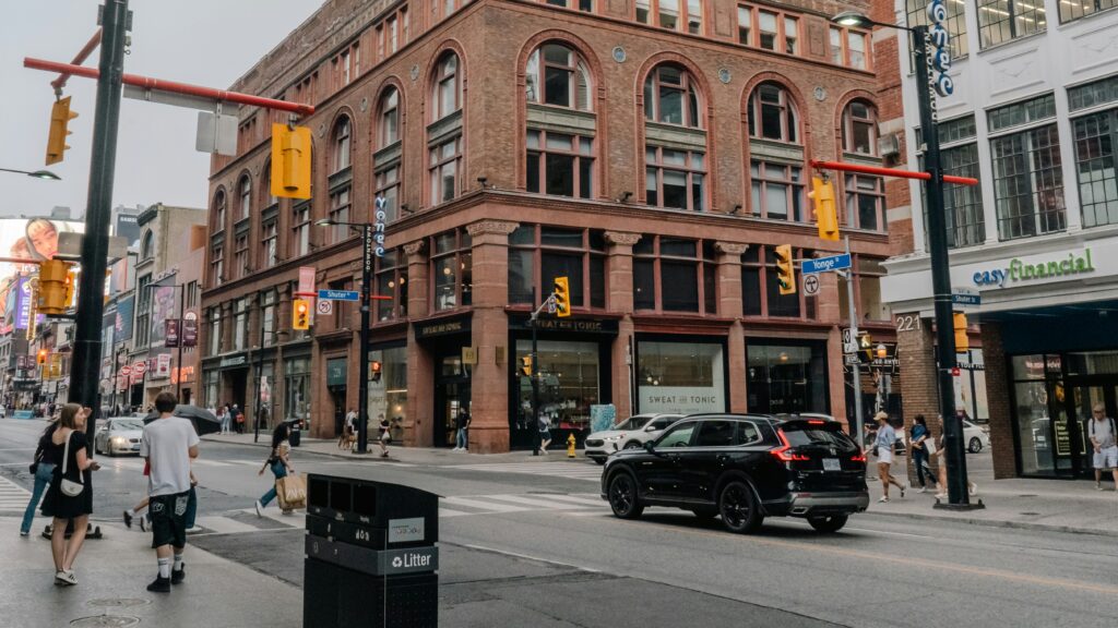 Calle típica de una ciudad del país, representando el estilo de vida urbano para quienes desean vivir y trabajar en Canadá.