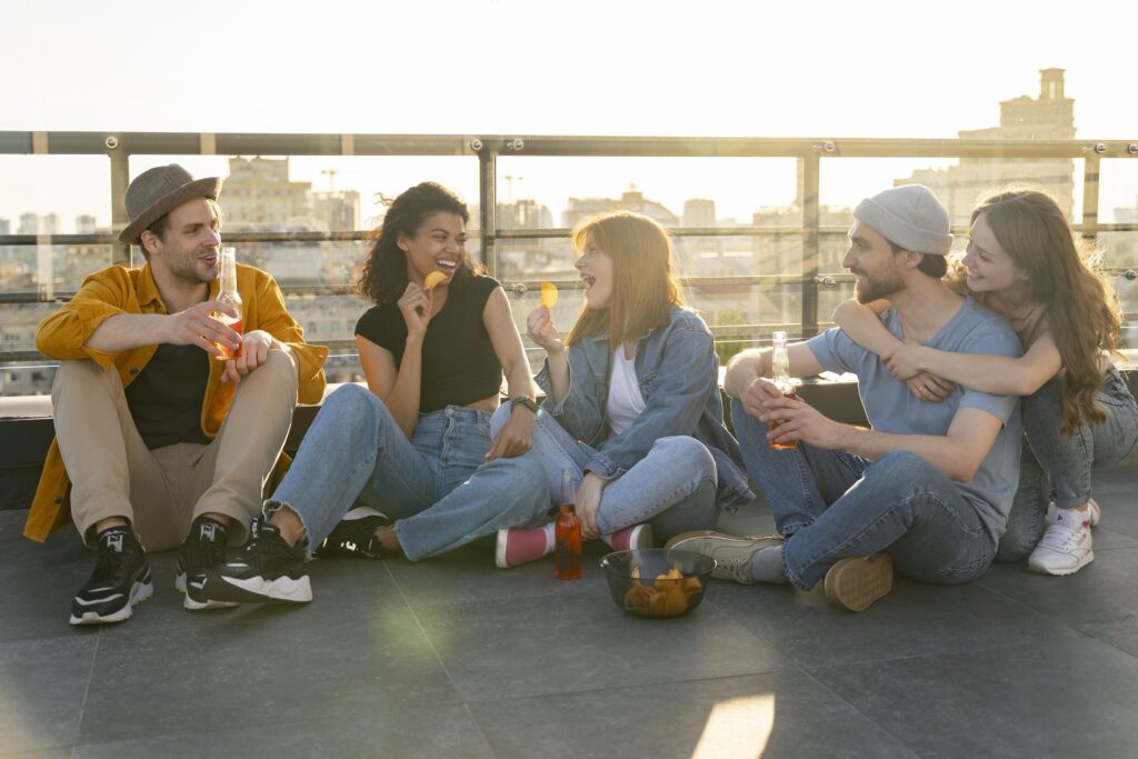 Grupo de amigos estudiando inglés juntos en Irlanda, disfrutando de la experiencia.