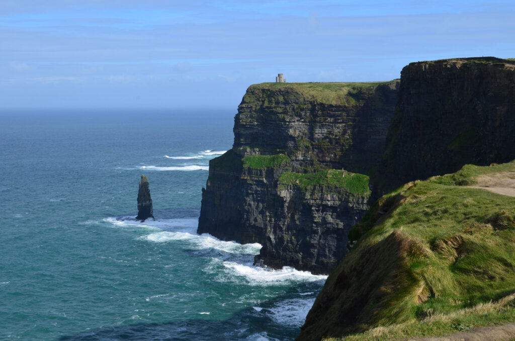 Acantilado en Irlanda, un lugar emblemático para estudiar inglés en Irlanda.
