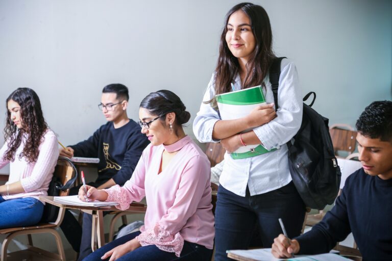 Aula con estudiantes internacionales aprendiendo inglés en Dubái