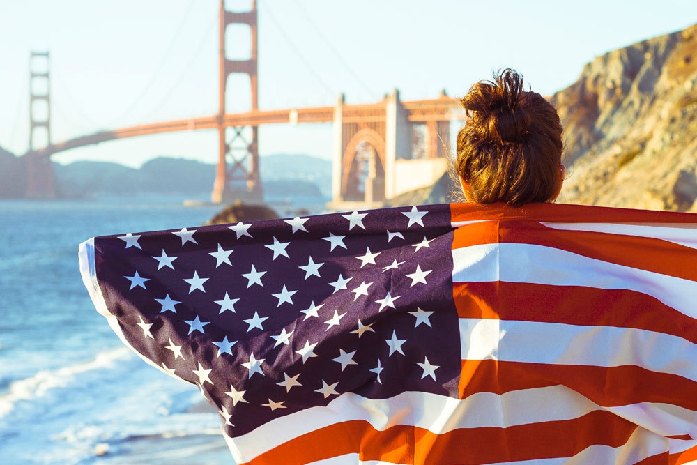 Chica joven recién llegada para vivir la experiencia de au pair en Estados Unidos con aire de ilusión.