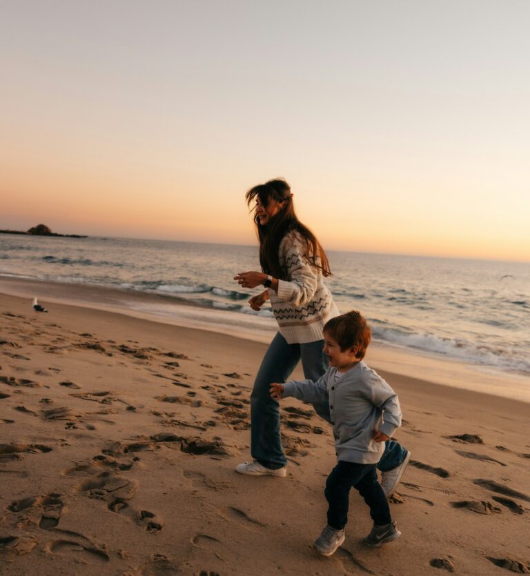 Chica au pair corriendo y jugando con el niño al que cuida en Estados Unidos.