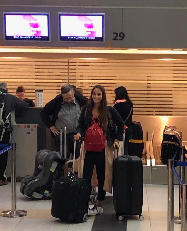 Agustina en el aeropuerto, con su maleta, lista para comenzar su aventura en Australia.