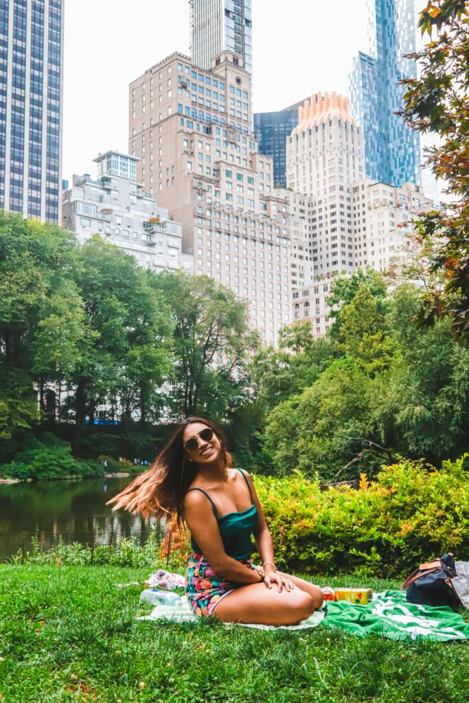 Chica au pair explorando la ciudad de Nueva York durante su tiempo libre.