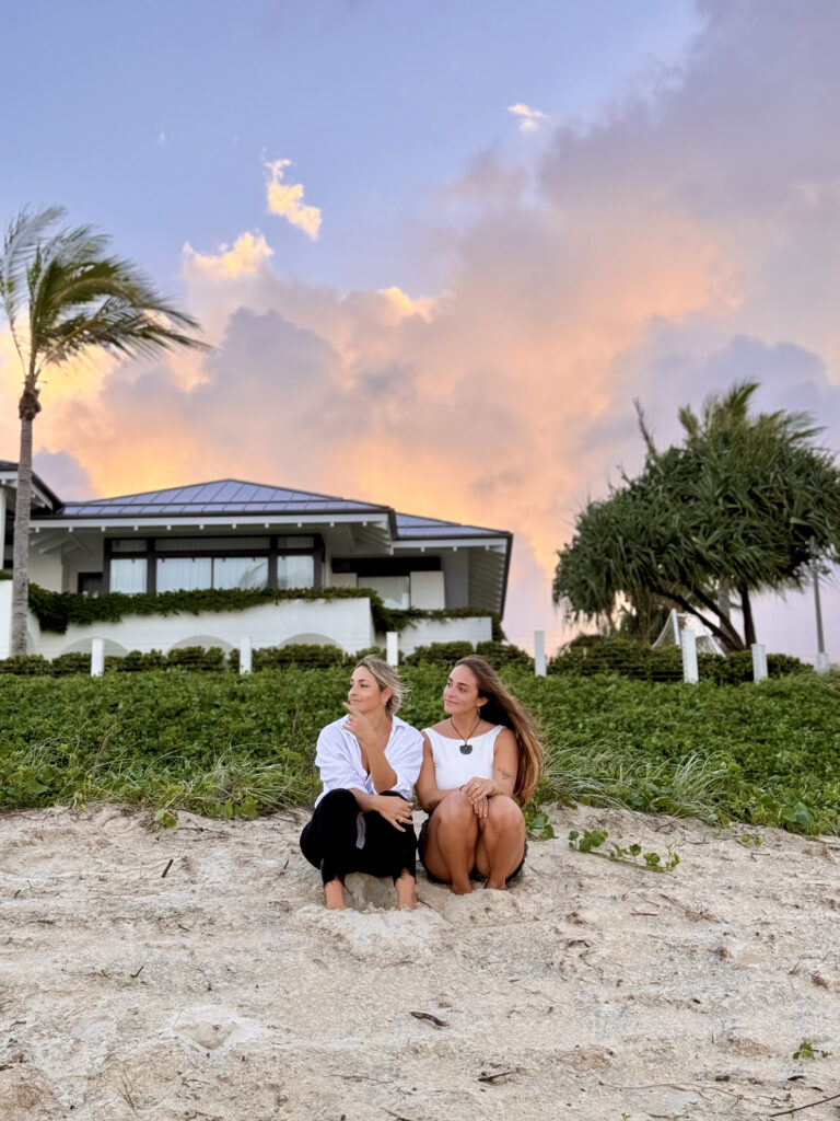 Agustina y Lola, dos hermanas argentinas, sonríen juntas durante su experiencia de vivir en Australia.
