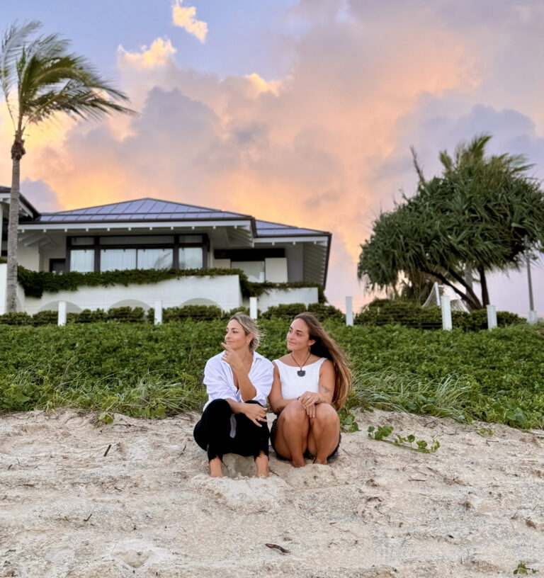 Agustina y Lola, dos hermanas argentinas, sonríen juntas durante su experiencia en Australia.