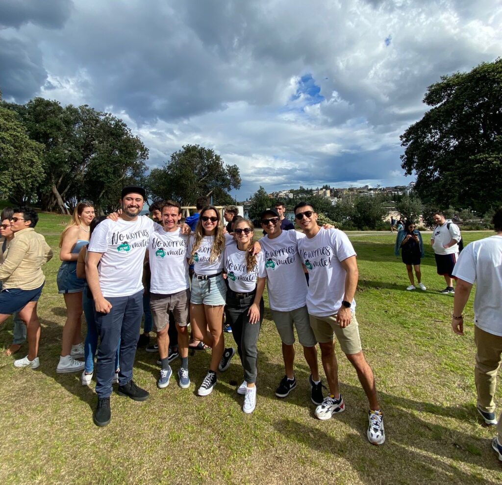 El equipo de Global Way reunido con estudiantes durante un encuentro en un ambiente distendido.