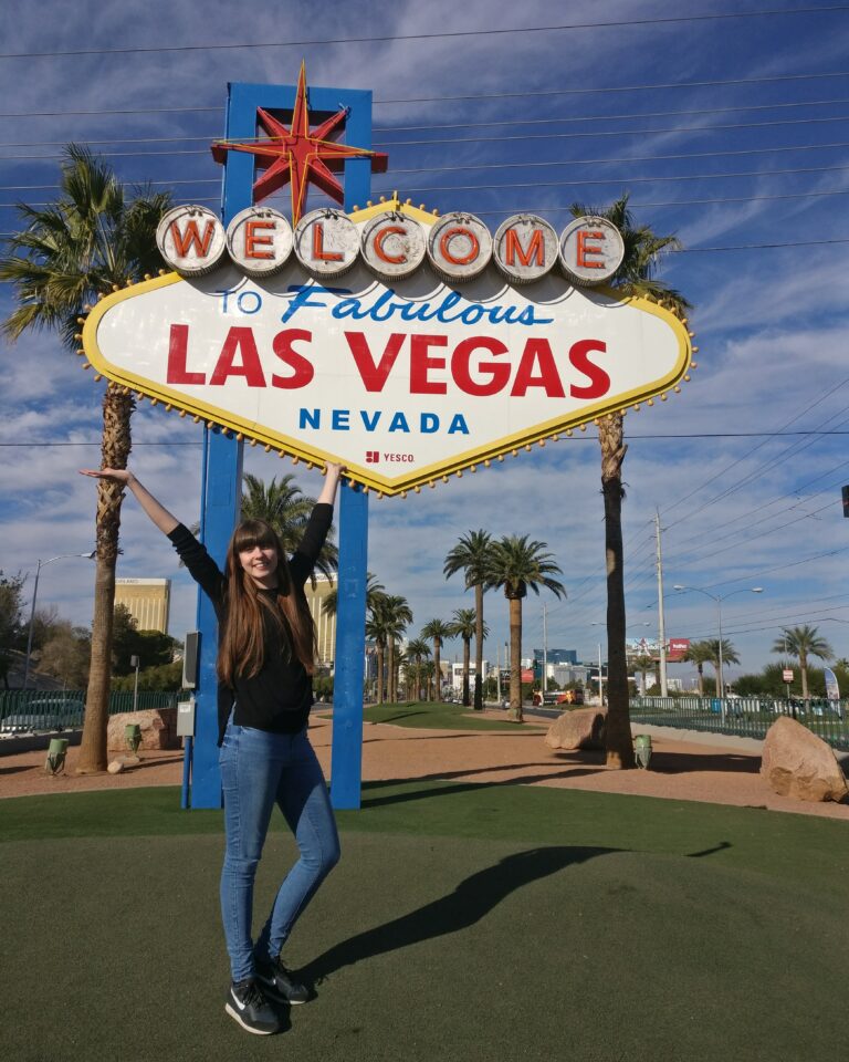 Chica au pair viajando y explorando la vibrante ciudad de Las Vegas durante su estancia en Estados Unidos.