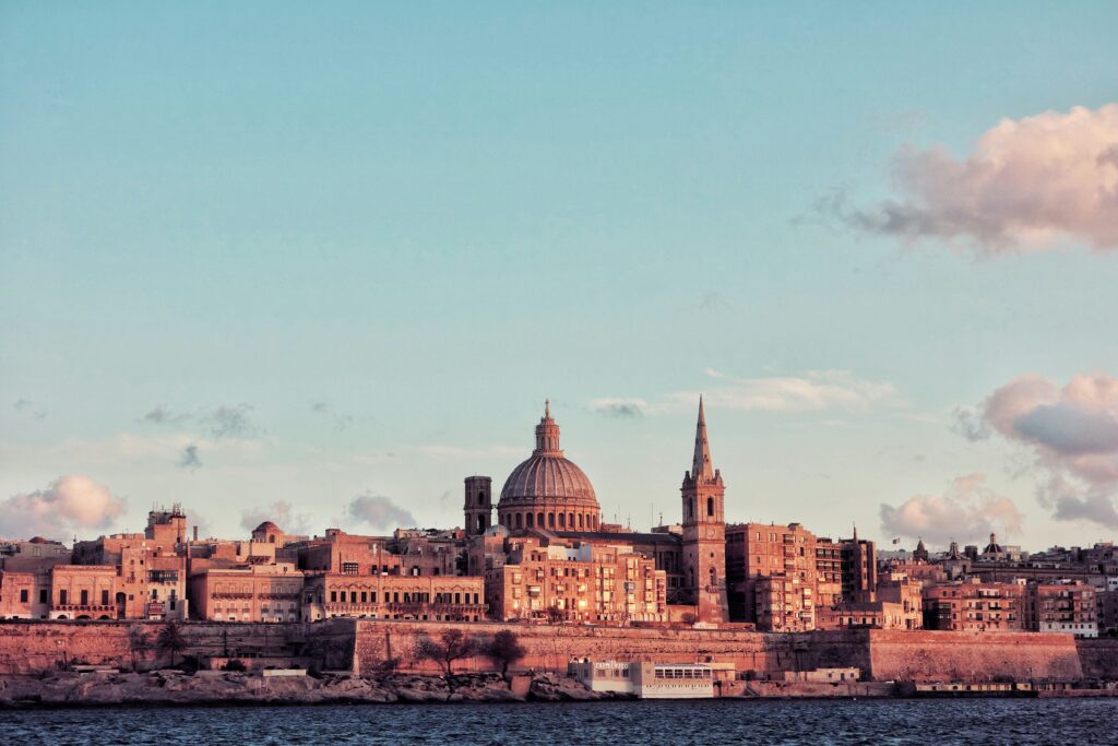 Vista de un paisaje de Malta con mar cristalino, arquitectura histórica y cielo despejado, representando el entorno ideal para estudiantes internacionales que aprenden inglés en Europa.